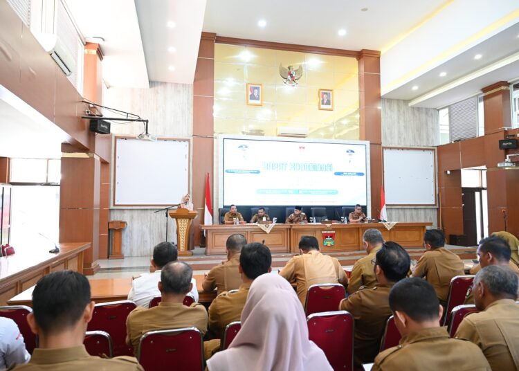 Pemko Bukittinggi menggelar Rapat Koordinasi Tim Percepatan Penurunan Stunting (TPPS) di Aula Balai Kota Bukittinggi pada Selasa (21/10/2025).