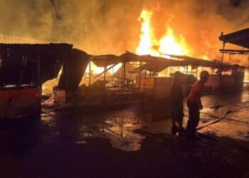 Kebakaran Hebat Hanguskan 400 Kios di Pasar Rakyat Tembilahan