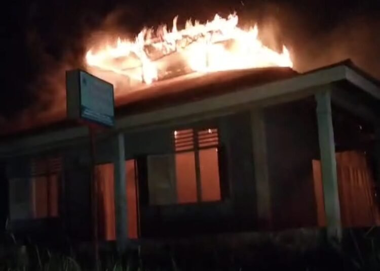Sebuah musala terbakar di Jorong Balai Cubadak, Nagari Taram, Kecamatan Harau, Limapuluh Kota, Selasa (30/9) malam. Foto: Tangkapan layar