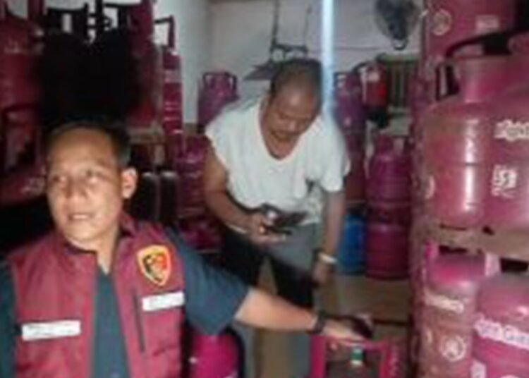 Subdit IV Ditreskrimsus Polda Riau menggerebek dua lokasi yang dijadikan tempat pengoplosan dan penyimpanan gas LPG 3 kg ke tabung non-subsidi di Kelurahan Perhentian, Kecamatan Marpoyan Damai, Pekanbaru, Riau, pada Selasa (30/9) malam.
