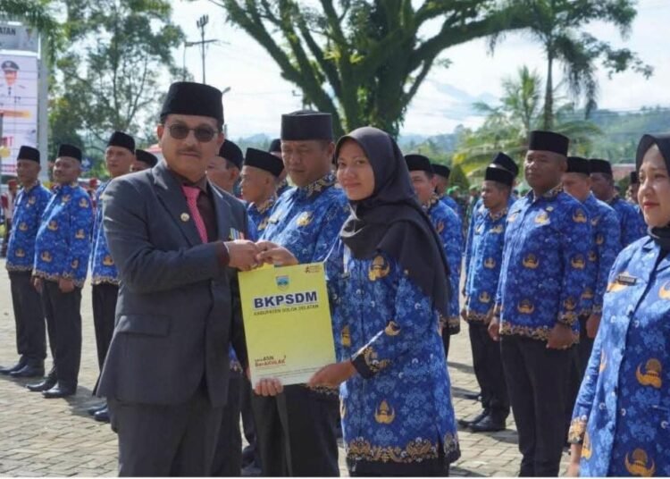Bupati Solok Selatan, Khairunas, saat menyerahkan Surat Keputusan (SK) pengangkatan kepada 193 Pegawai Pemerintah dengan Perjanjian Kerja (PPPK) formasi 2024.