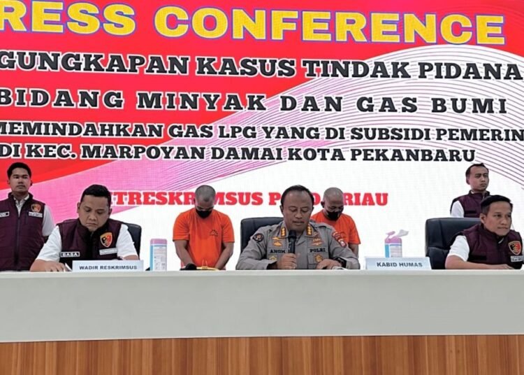 Polda Riau menetapkan dua tersangka inisial DAF (37) dan IN (53) dalam kasus praktik curang pengoplosan gas LPG subsidi 3 kg ke tabung non-subsidi di Pekanbaru, Riau, Rabu (1/10/2025).