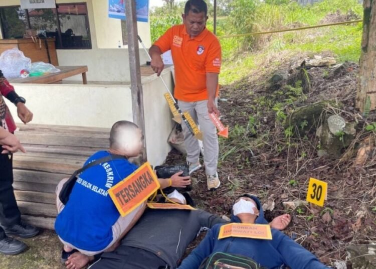 Tersangka pembunuh dua wanita di Blok Afdeling N Divisi IV PT BPSJ SS1 Madiak, Nagari Abai, Kecamatan Sangir Batang Hari, Solok Selatan, memperagakan adegan demi adegan dalam rekonstruksi kasus itu di Markas Polres Solok Selatan pada Kamis (2/10). Foto: Polres Solok Selatan