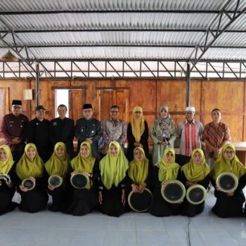 Wakil Wali Kota Padang, Maigus Nasir, berfoto bersama Tim Qasidah Kota Padang i Wisma Loren, Kecamatan Pauh, pada Jumat (3/10/2025). Foto: Pemko Padang