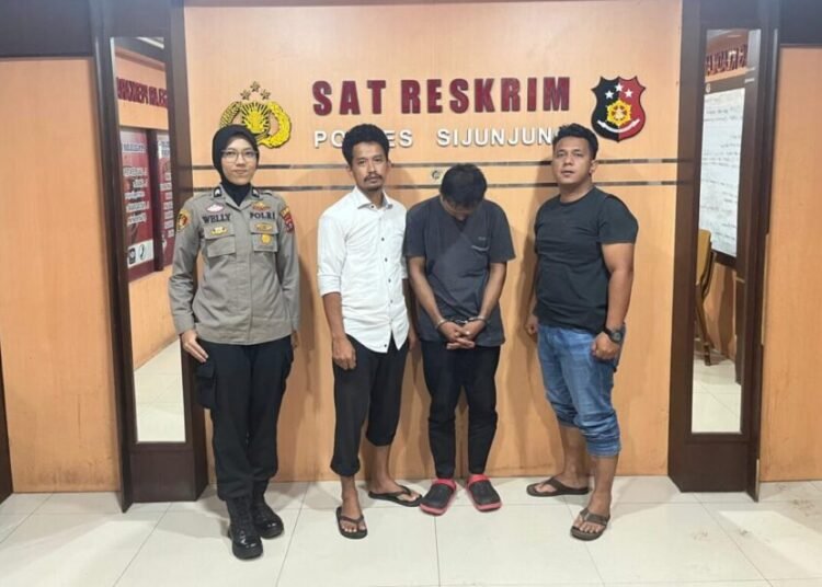 Polisi menangkap pria berinisial DLN di Kafe & Resto Teman Kak Neneng, Pasar Baru, Jorong Sungai Tambang II, Nagari Kunangan Parik Rantang, Kecamatan Kamang Baru, Sijunjung, pada Kamis (2/10). Foto: Polres Sijunjung