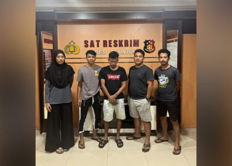 Polisi menanglap seorang pria di Jorong Taruko, Nagari Manganti, Kecamatan Sumpur Kudus, Sijunjung, pada Selasa (30/9) karena diduga mencabuli anak bawah umur. Foto: Polres Sijunjung