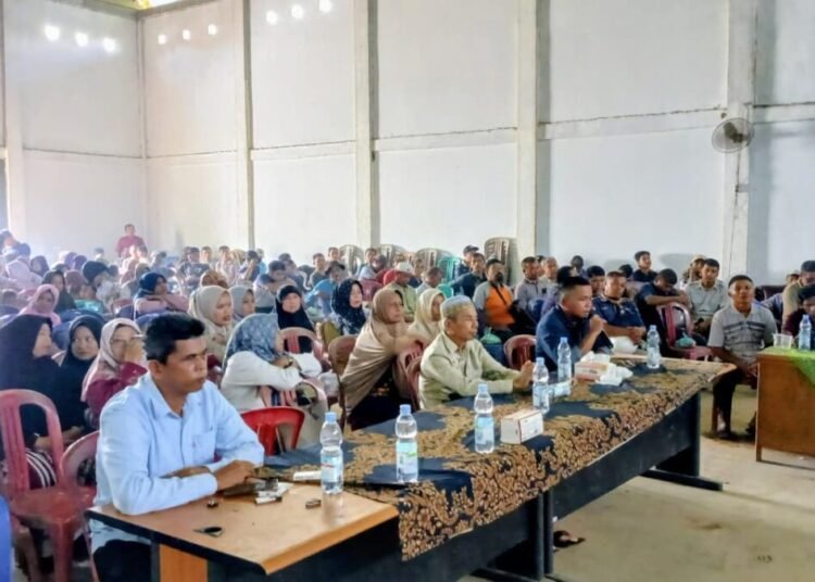Ratusan petani sawit anggota Koperasi Produsen Talao Mandiri rapat di Aula Kantor Wali Nagari Talao Sungai Kunyit, Kecamatan Sangir Balai Janggo, Solok Selatan, pada Kamis (2/10/2025). Foto: IST