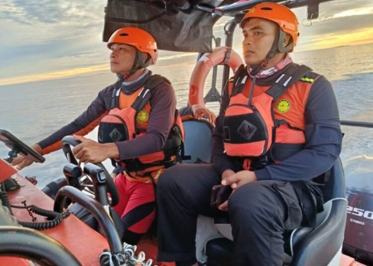 Personel Kantor SAR Mentawai pada Sabtu (4/10) mencari tiga nelayan yang hilang kontak di sekitar perairan Pulau Niau sejak Kamis (2/10/2025). Foto: Kantor SAR Mentawai
