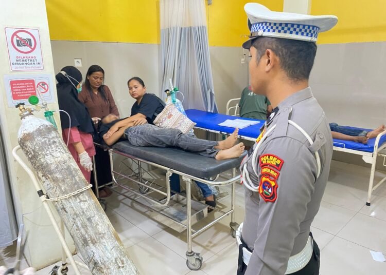 Korban kecelakaan lalu lintas di jalan Sumatera Barat–Riau saat mendapatakan perawatan medis di puskesmas di Limapuluh Kota, Sabtu (4/10/2025).