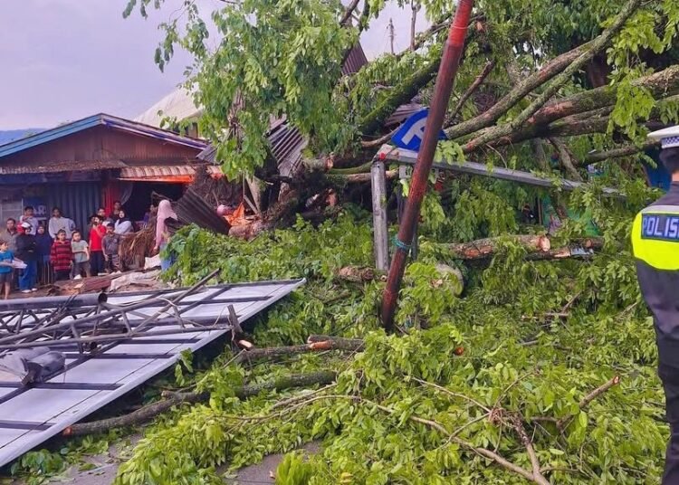 Hujan lebat disertai angin puting beliung melanda Kota Solok, pada Minggu (5/10/2025) sore. Foto: Ist