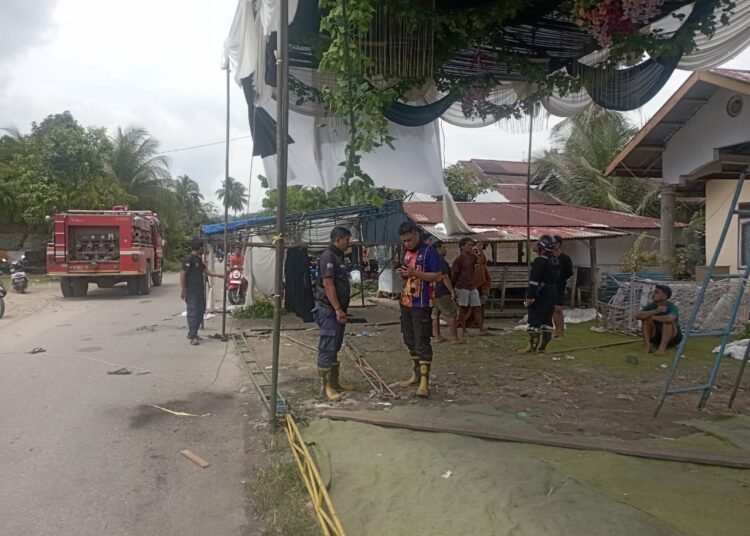 Dua orang mengalami sengatan listrik saat melakukan pembongkaran tenda pelaminan di Korong Sikayan, Nagari Pasia Laweh, Kecamatan Lubuk Alung, Padang Pariaman, pada Senin (6/10/2025) siang.