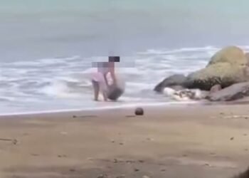 Buang Sampah ke Pantai, Ibu Rumah Tangga di Padang Disanksi Tipiring