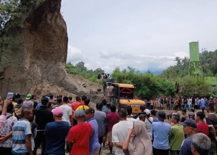 Warga Nagari Tanjung Barulak, Kecamatan Batipuh, Kabupaten Tanah Datar, tertimbun tanah saat melakukan aktivitas penggalian di kawasan Rungkok. Foto: Ist