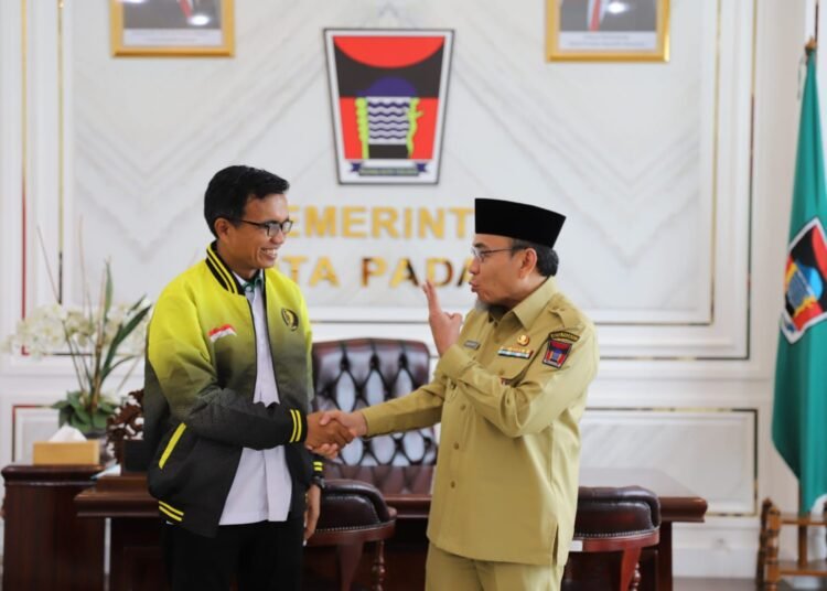 Wakil Wali Kota Padang, Maigus Nasir, menerima kunjungan Pengurus Kota (Pengkot) Persatuan Tenis Seluruh Indonesia (PELTI) Padang di ruang kerjanya, pada Senin (6/10/2025).