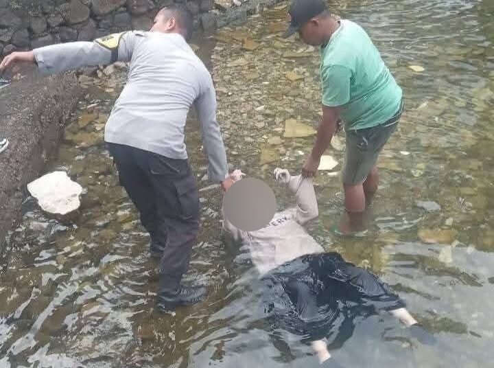 Warga temukan  mayat perempuan yang terapung di perairan danau tersebut pada Selasa (7/10). Foto: Ist