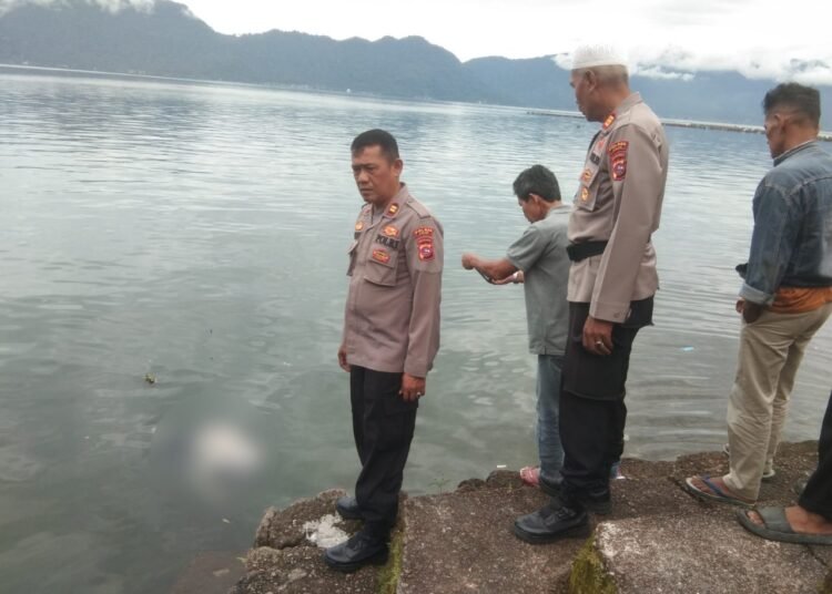 Polisi selidiki penemuan mayat di Jorong Bancah, Nagari Maninjau, Kecamatan Tanjung Raya, Kabupaten Agam, yang mengapung di Danau Maninjau, Selasa (7/10).