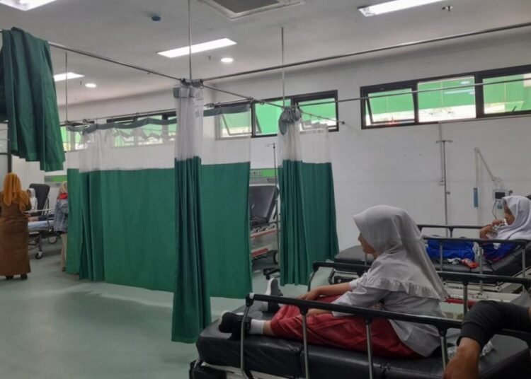 Dua dari sebelas siswa yang dilarikan ke RSUD Padang Panjang pada Selasa (7/10) siang. Foto: Angle