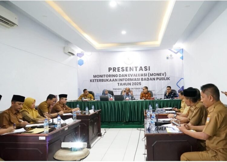 Wakil Bupati Solok Selatan H. Yulian Efi saat memaparkan komitmen Pemerintah Kabupaten Solok Selatan dalam mewujudkan keterbukaan informasi publik pada kegiatan Monitoring dan Evaluasi Keterbukaan Informasi oleh Komisi Informasi Sumatera Barat di Padang, Selasa (7/10/2025).