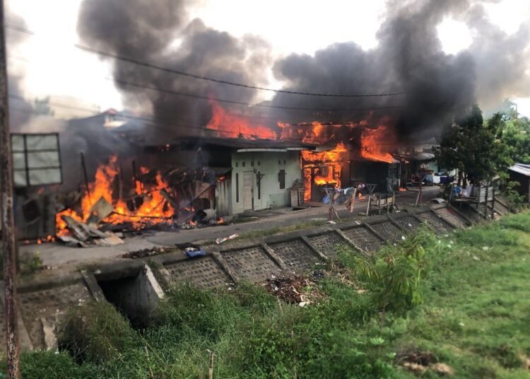 Kebakaran hebat melanda kawasan Seberang Padang, Kecamatan Padang Selatan, Kamis (9/10/2025). Foto: Rifi/Sumbarkita