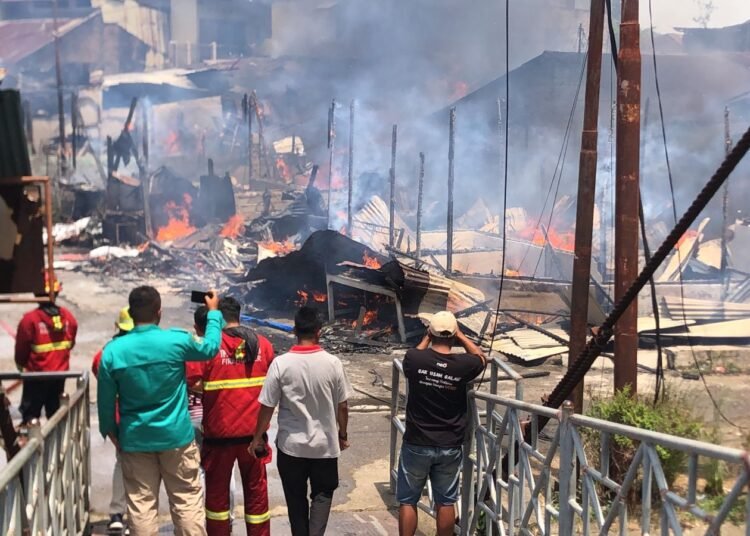 Kebakaran hebat melanda kawasan Seberang Padang, Kecamatan Padang Selatan, Padang, pada Kamis (9/10/2025) menjelang siang. Foto: Rifi