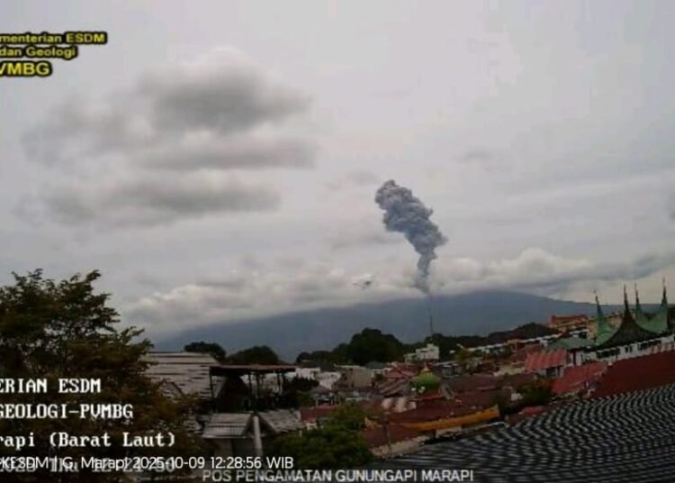 Gunung Marapi yang terletak di Kabupaten Agam dan Tanah kembali erupsi pada Kamis, (9/10) siang. Tinggi kolom abu tercatat kurang lebih 1.500 meter di atas puncak.