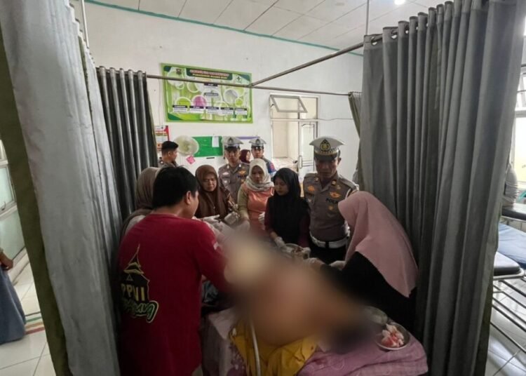 Seorang pengendara sepeda motor di Sijunjung dinyatakan meninggal dunia di Puskemas Muaro Budi setelah terlindas truk tronton roda sepuluh di Jalan lintas Sumatera di Jorong Dusun Tuo, Nagari Muaro Bodi, Kecamatan IV Nagari, Sijunjung, pada Kamis (9/10) siang. Foto: Polres Sijunjung