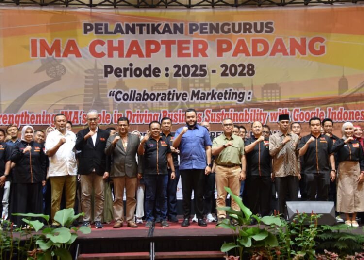 Wali Kota Padang, Fadly Amran, menghadiri pelantikan pengurus Indonesia Marketing Association (IMA) Chapter Padang periode 2025-2028 di The ZHM Premiere Hotel Padang, Kamis malam (9/10/2025).