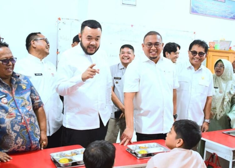 Wali Kota Padang, Fadly Amran, mendampingi Wakil Ketua Komisi VI DPR RI, Andre Rosiade, meinjau pelaksaan Makan Bergizi Gratis (MBG) di Nanggalo, Jumat (10/10/2025).