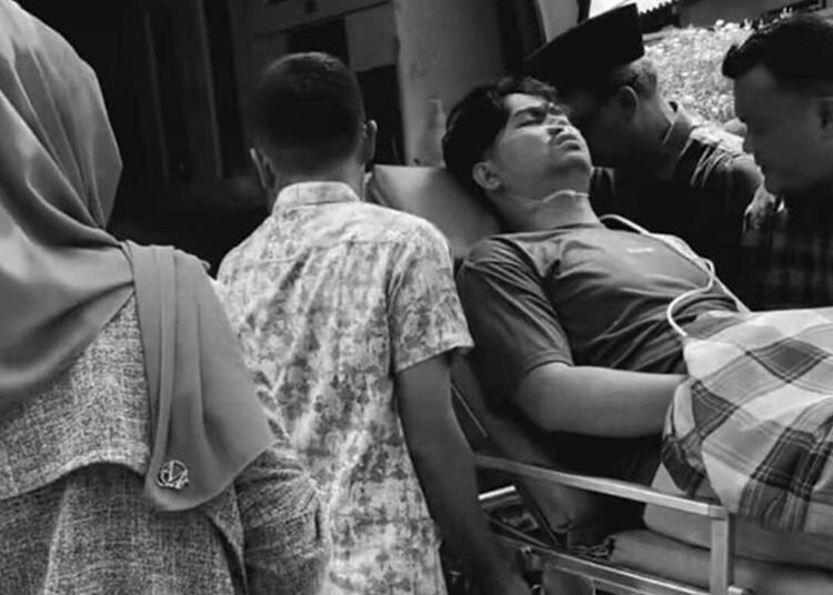 Suami korban mengantarkan jenazah istrtinya dengan kondisi masih mengenakan selang oksigen. Foto: Ist