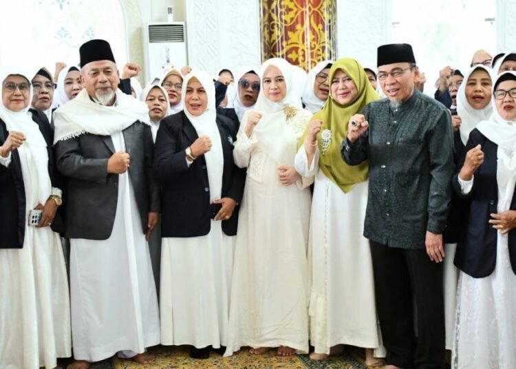 Wakil Wali Kota Padang, Maigus Nasir, menghadiri acara Pengukuhan Pengurus Majelis Taklim Yasin (MTY) Kota Padang Periode 2025—2030 di Masjid Al Hakim Pantai Padang, Minggu (12/10/2025). Foto: Pemko Padang