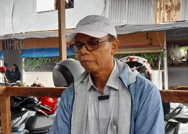 Ayah Gilang, Astijon, memberikan penjelasan saat diwawancarai wartawan di depan Rumah Sakit Semen Padang di Padang pada Minggu (12/10). Foto: Lisa Septri Melina