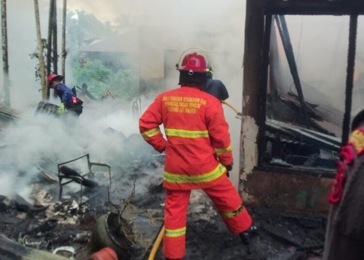 Petugas damkar memadamkan api di rumah yang terbakar di Jorong Pikulan, Nagari IV Koto Pulau Punjung, Kecamatan Pulau Punjung, Dharmasraya, pada Minggu (12/10) siang. Foto: Deded Godang Bosau Dubalang