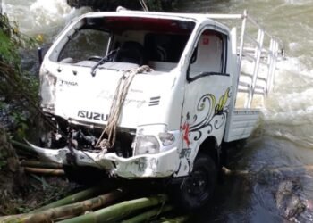 Mobil Pikap Terperosok ke Sungai di Solok, Tergelincir dari Jembatan