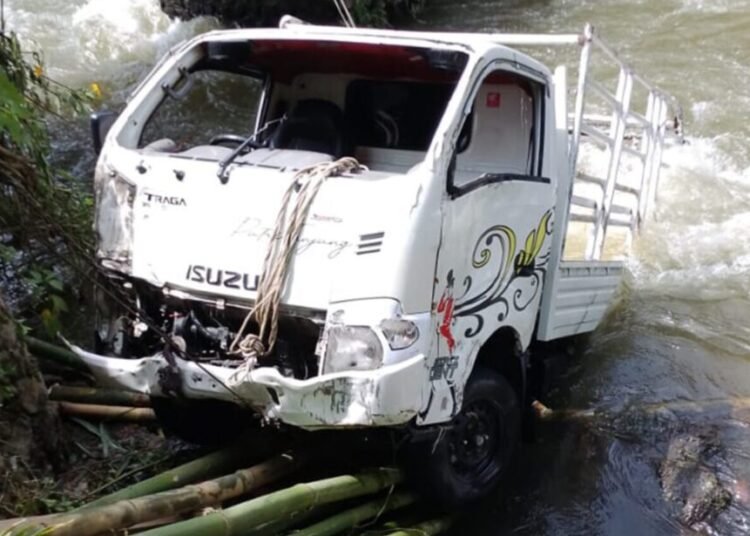 Sebuah mobil pikap Isuzu Traga terperosok ke sungai Batang Gumanti Salimpek di Jorong Tanjung Balik, Nagari Salimpat, Kecamatan Lembah Gumanti, Kabupaten Solok, pada Senin (13/10) sekitar pukul 8.00 WIB.