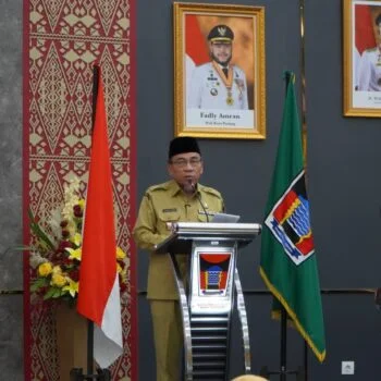 Wakil Wali Kota Padang, Maigus Nasir, menyampaikan RAPBD Tahun Anggaran 2026 kepada DPRD Kota Padang, dalam rapat paripurna di ruang sidang utama DPRD Padang pada Senin (13/10/2025). Foto: Pemko Padang