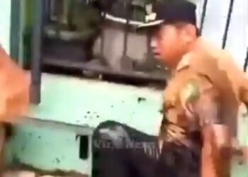 Video: Detik-detik Lurah Didorong Warga hingga Jatuh ke Parit
