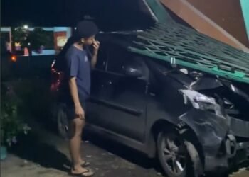 Video: Minibus Hantam Rumah Warga di Pasaman Barat