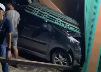 Mobil Berisi Satu Keluarga Tabrak Rumah Warga di Pasaman Barat, Dinding Jebol