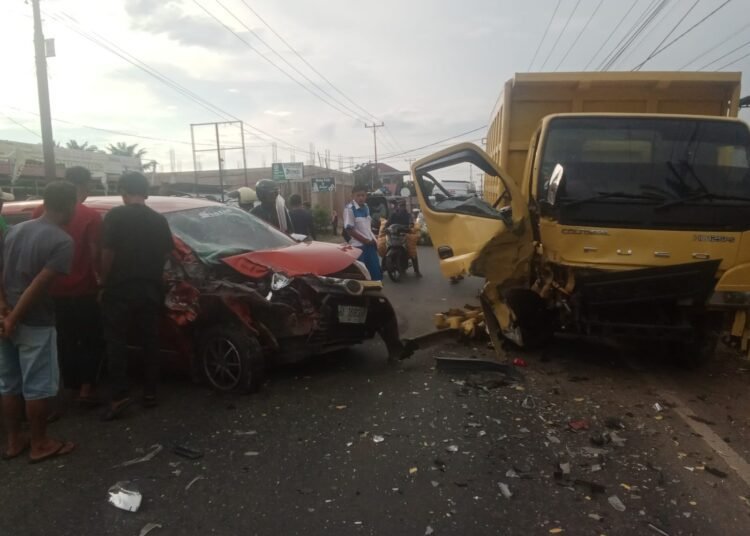 Kecelakaan lalu lintas antara minibus Toyota Calya dan truk Fuso Colt Diesel terjadi di Jl. Raya Padang–Bengkulu, Rimbo Panjang, Nagari Punggasan, Kecamatan Linggo Sari Baganti, Kabupaten Pesisir Selatan, Kamis (16/10/2025) sekitar pukul 08.30 WIB.