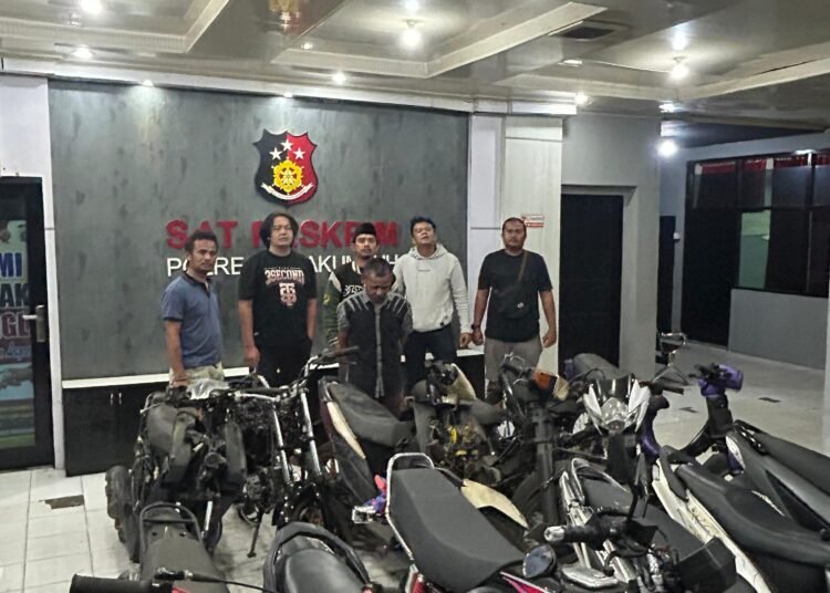 Polisi menyita belasan sepeda motor di sebuah Showroom di Jorong Balai Talang, Nagari Bakiah, Kecamatan Guguk, Limapuluh Kota, yang diduga sebagai hasil tindak kejahatan.