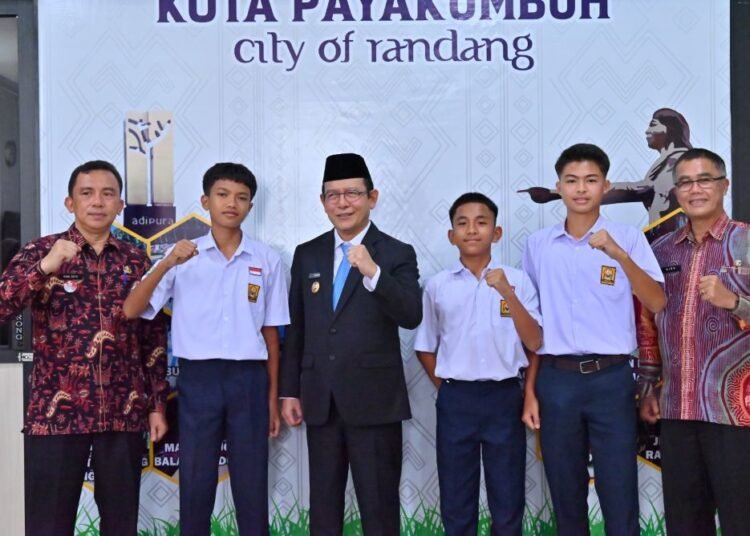 Wali Kota Payakumbuh, Zulmaeta, melepas tiga pelajar SMPN 1 Payakumbuh yang terpilih mewakili Provinsi Sumatera Barat di ajang Gala Siswa Indonesia (GSI) 2025, Kamis (16/10/2025).
