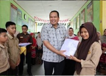 Wali Kota Pariaman Serahkan Seragam Sekolah Gratis untuk 785 Pelajar Kurang Mampu