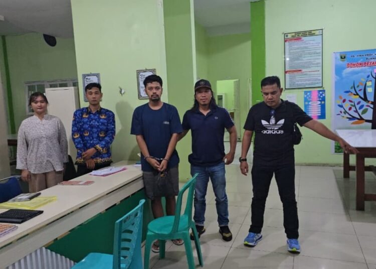 Polisi menjemput Wanda di Rumah Sakit Jiwa HB Saanin Padang pada Jumat (17/10). Foto: Polres Padang Pariaman