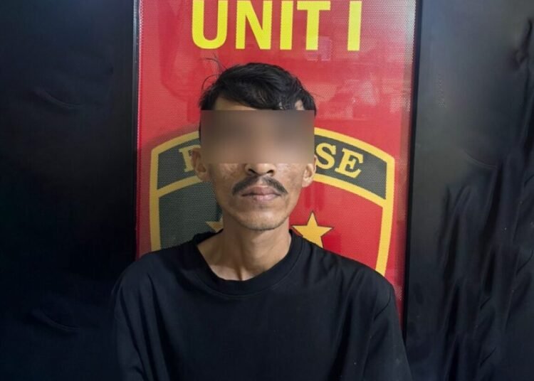 Polisi menangkap seorang terduga pencuri sepeda motor di Kelurahan Marpoyan Damai, Kecamatan Marpoyan, Kota Pekanbaru, Provinsi Riau, pada Jumat (17/10/2025) sekitar pukul 02.00 WIB. Foto: Polres Tanah Datar