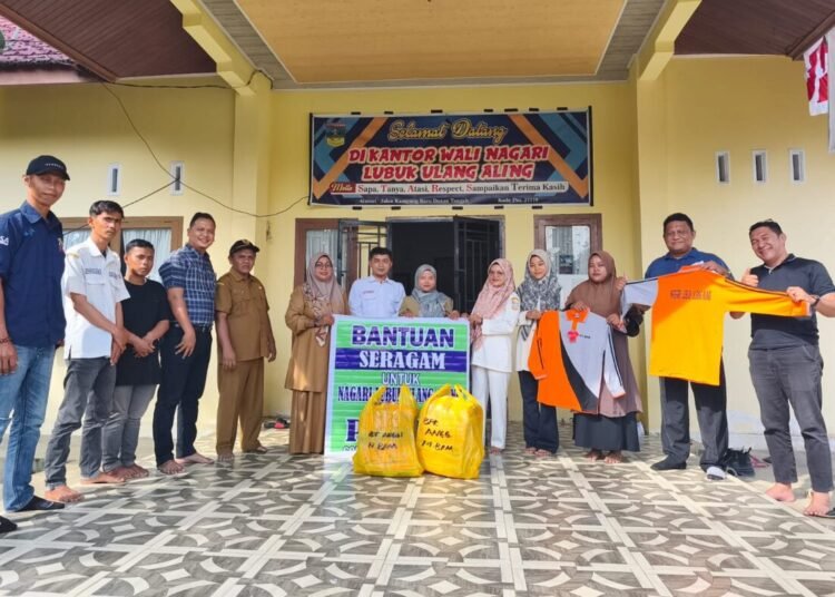 Pejabat Humas PT BRM, Nicolas Samosir, menyerahkan 70 set seragam lapangan untuk aparatur Nagari Lubuk Ulang Aling, Kecamatan Sangir Batang Hari, Solok Selatan. Foto: PT BRM