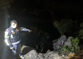 Truk Bermuatan Klinker Masuk Jurang di Padang Panjang, Proses Evakuasi Ditunda