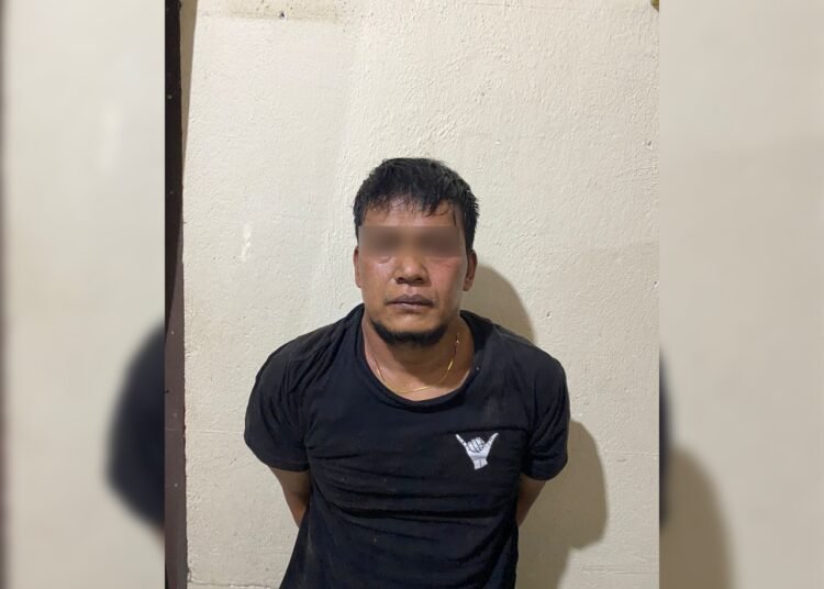 Polis menangkap pelaku pencuri ponsel inisial YI Agp (40), di sebuah warung kosong di Jorong Padang Mungka, Kecamatan Mungka, Kabupaten Limapuluh Kota pada Sabtu (18/10/2025) malam.