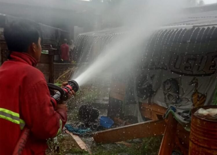 Petugas damkar memadamkan api yang membakar dapur warung di Korong Kampung Bendang, Nagari Sungai Sariak, Kecamatan VII Koto Sungai Sariak, Padang Pariaman, terbakar pada Minggu (19/10) pagi. Foto: Damkar Padang Pariaman