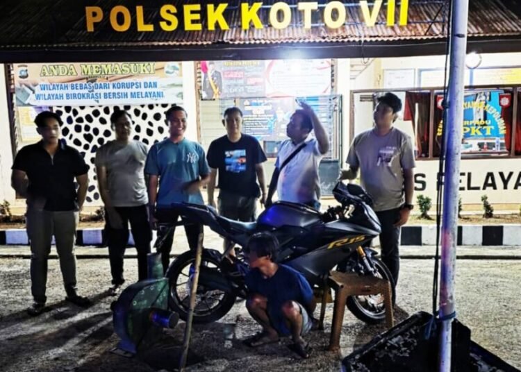 Polisi menangkap terduga pencuri satu blower mesin huler di Jorong Pasar, Nagari Limo Koto, Kecamatan Koto VII, Sijunjung, Jumat  (17/10) sekitar pukul 17.30 WIB. Foto: Polres Sijunjung