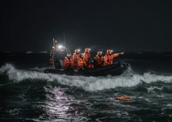 Mandi di Pantai Padang, Remaja 17 Tahun Terseret Ombak